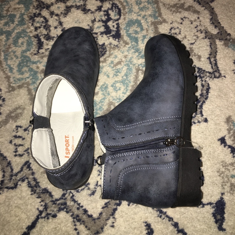 Never worn size 6 pretty blue suede like boots